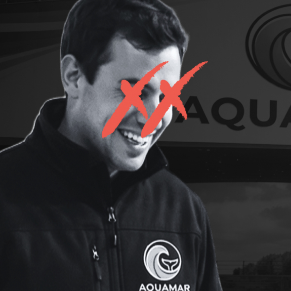 Gabriel Carrizo, el entrenador de AquaMar de “La orca asesina”, con los ojos tachados en rojo